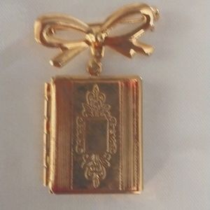 Ladies pin with bow and picture locket